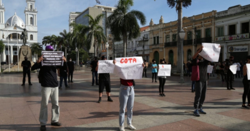 Campistas fazem ato contra o racismo na praça do Santíssimo Salvador