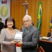 Foto 6 Foto: Anderson: Dr. Ronaldi Policani recebendo troféu Prêmio Jurídico das mãos de sua esposa Dra. Carmem Policani