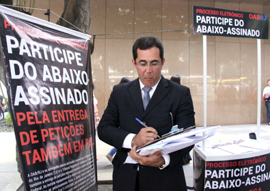 Abaixo-assinado por petições também em papel tem 5 mil assinaturas
