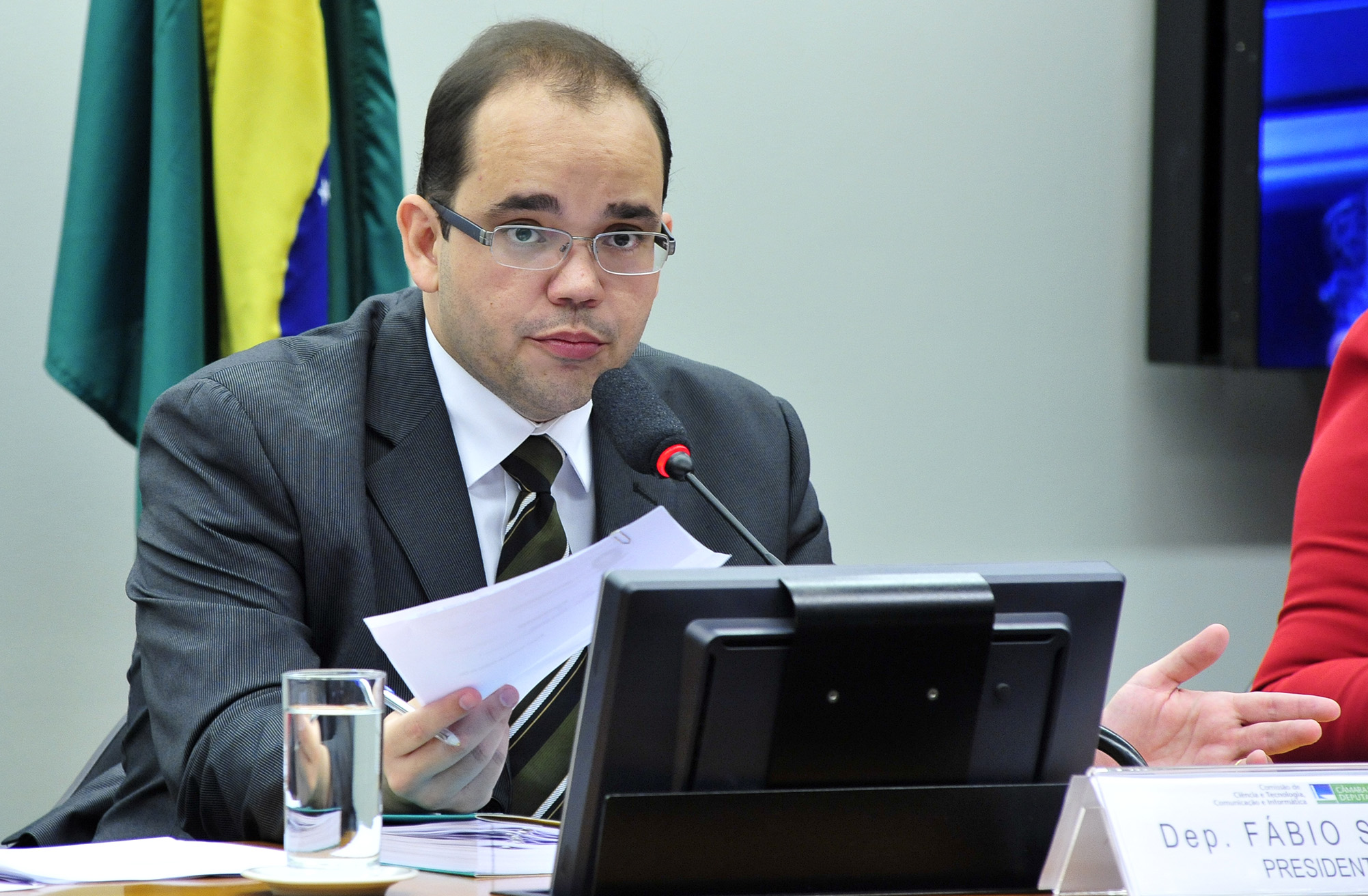 Comissão aprova projeto que proíbe fidelização em contratos de telefonia